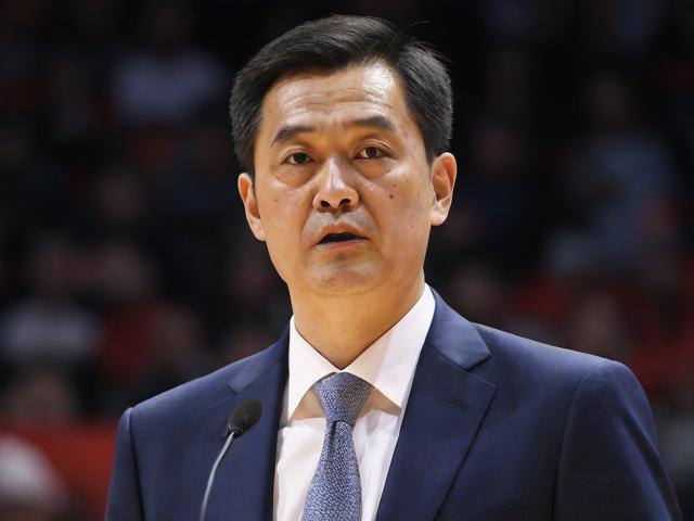 NBA再现时光倒流吹法！肖华御用裁判也犯错