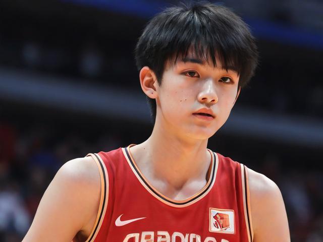 18岁张子宇跳级进国家队!中国篮球史上天赋异禀的年轻人还有谁?