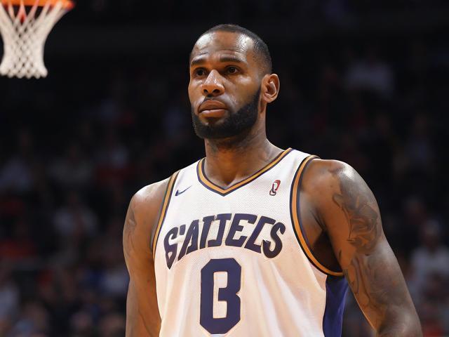 詹姆斯总决赛球衣368万成交，保安10万贱卖后悔吗？