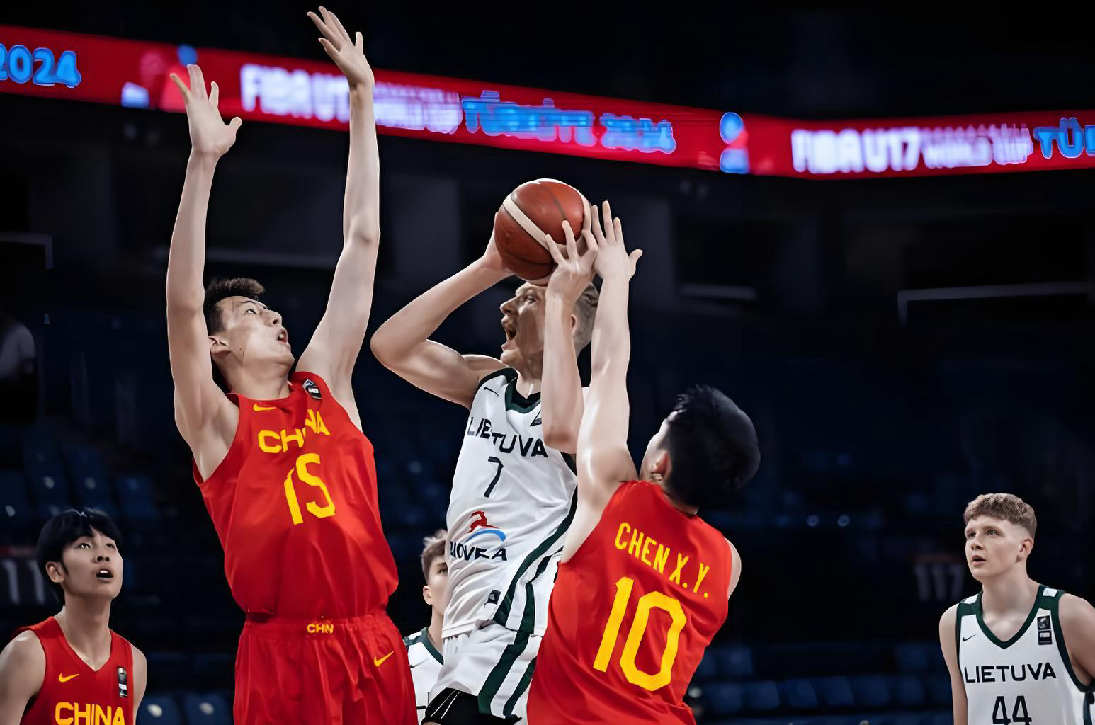 美国队三分火力50分狂胜中国男篮