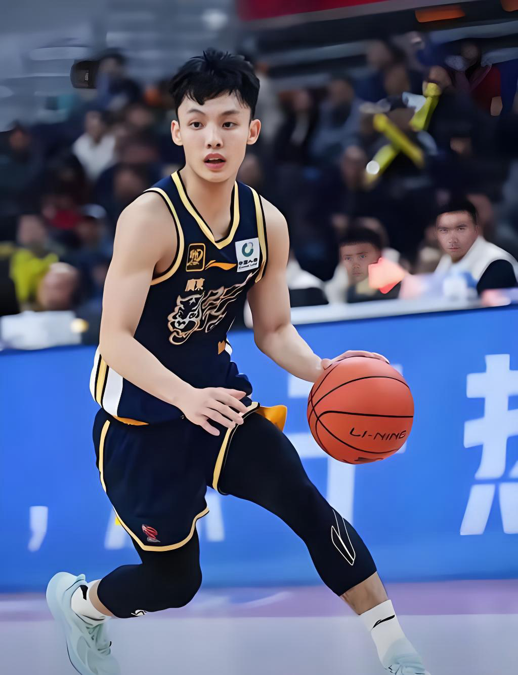 广东宏远热身赛失利徐杰伤退沙巴兹成谜