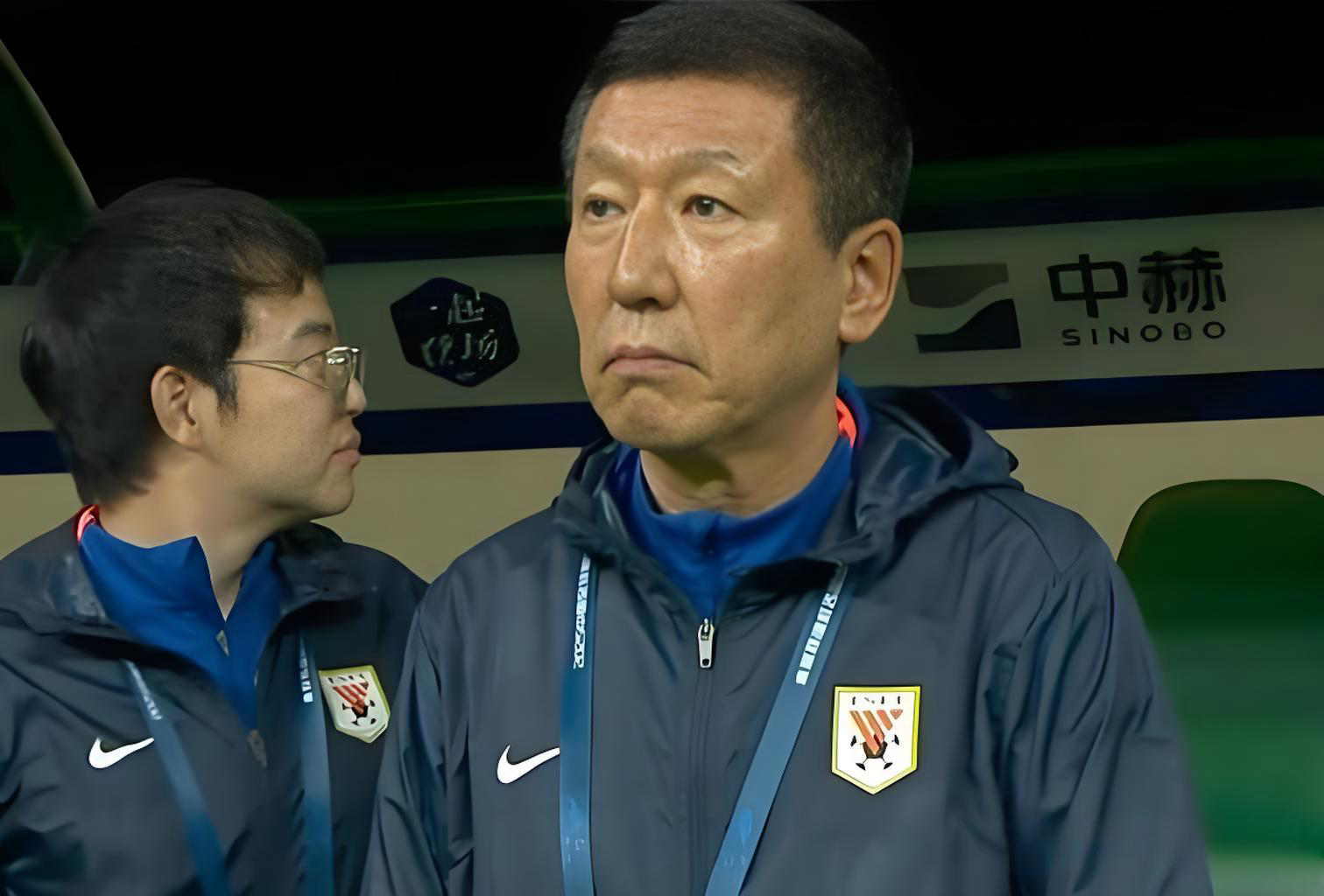 崔康熙质疑判罚球迷不满