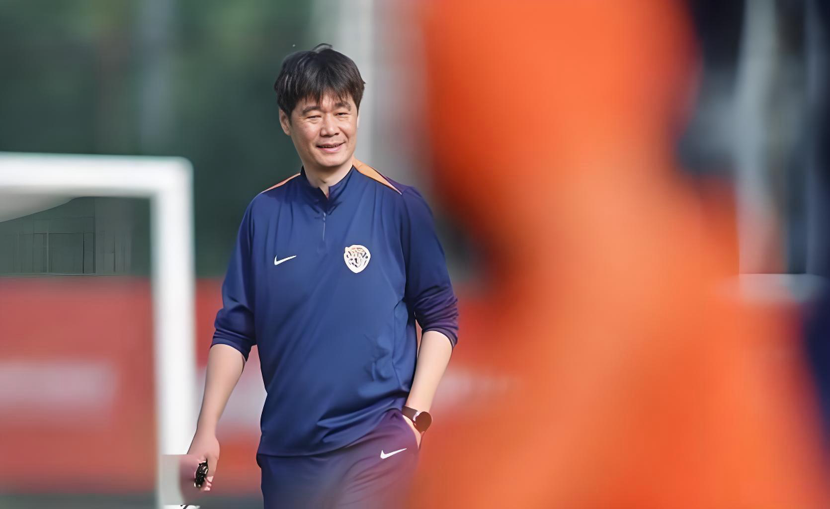 青岛海牛主帅危机浮现