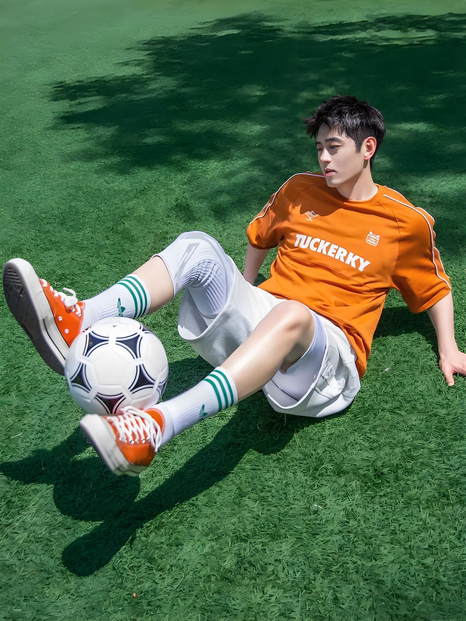 林皇：笑着挣扎的足球少年