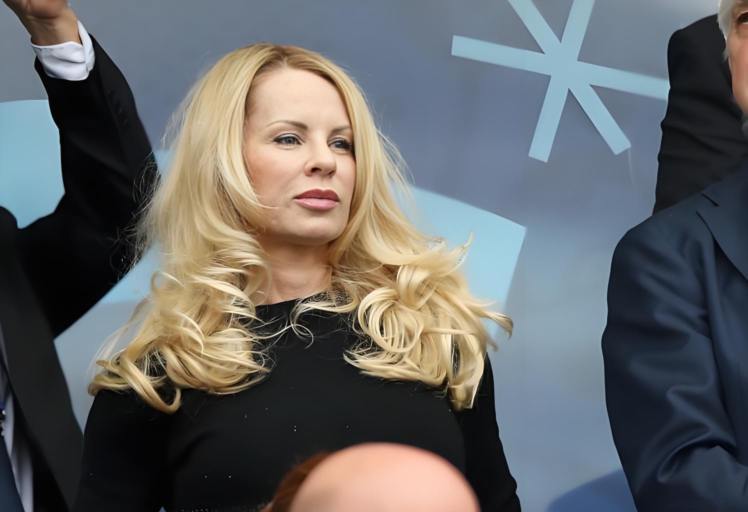 伊布与海伦娜的双向救赎